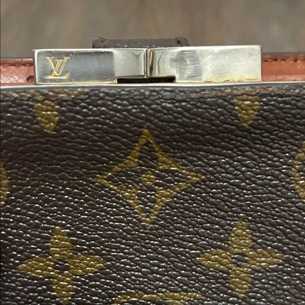 Louis Vuitton Gold and Brown Monogram Kiss lock COA included - Picture 11 of 12